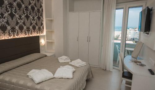 Deluxe Double Room with Side Sea View