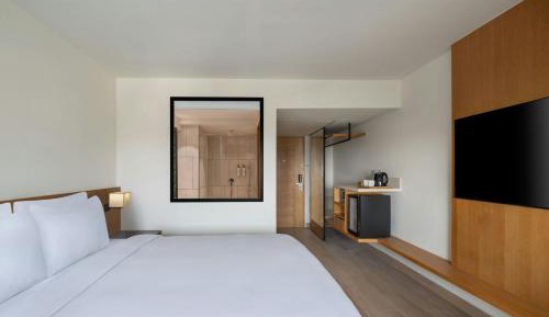 Premium Larger King Room with Airport View and City View: Enjoy 15% discount on F&B and Laundry services.