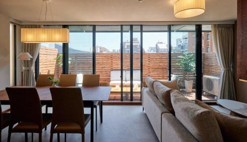 Five-Bedroom Deluxe Apartment