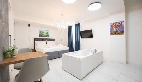 Queen Room with Spa Bath and Sauna - Basement