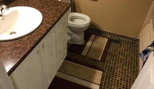 Queen Room with Shared Bathroom - Second Floor
