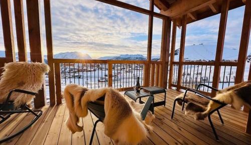 Three-Bedroom Apartment with Mountain View