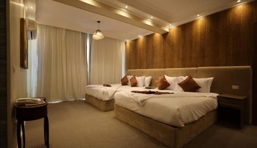 Deluxe Queen Suite
