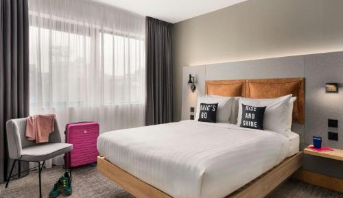 Moxy Queen Room