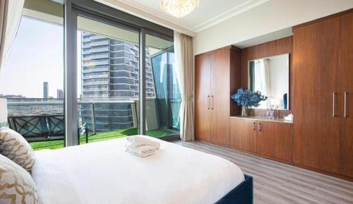 Four-Bedroom Apartment with Balcony 