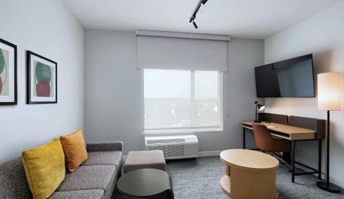 One-Bedroom Queen Suite with Sofa Bed and Adapted Tub - Mobility and Hearing Accessible
