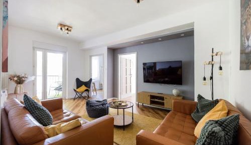 Four-Bedroom Apartment with Balcony 