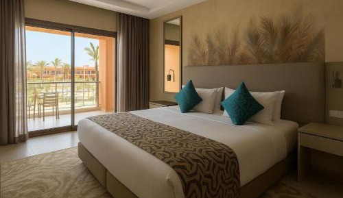 Deluxe Pool View Room