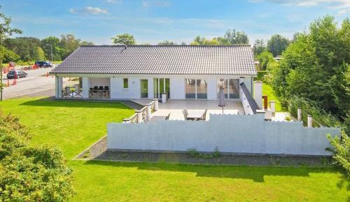Three-Bedroom Holiday Home 