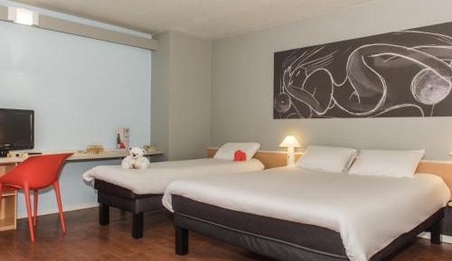 Standard Room with One Double Bed and One Single Bed