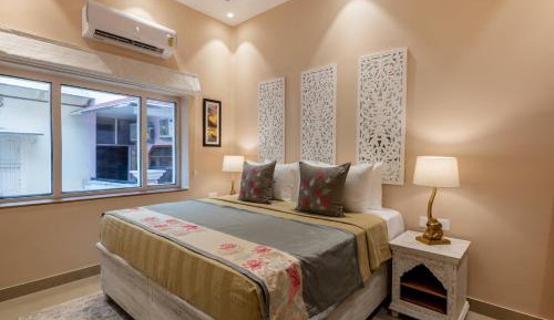 Junior Suite: Enjoy Pandit-led Welcome Ceremony, Morning Havan in the courtyard, Holi Dip in the Ganges, Evening Hi-Tea, Live Music, Ganga Aarti experience by Boat, Live Banarasi Paan experience and more