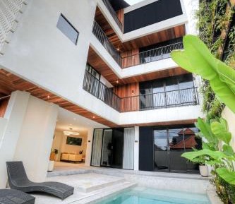 One-Bedroom Loft Apartment with Balcony