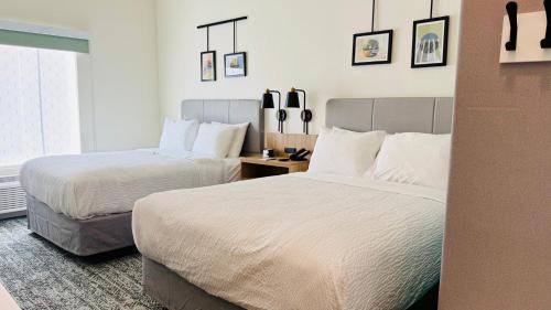 Quadruple Room with Two Queen Beds and Tub - Disability Access/Non Smoking