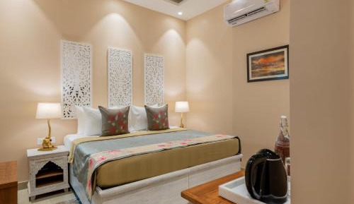 Deluxe Room: Enjoy Pandit-led Welcome Ceremony, Morning Havan in the courtyard, Holi Dip in the Ganges, Evening Hi-Tea, Live Music, Ganga Aarti experience by Boat, Live Banarasi Paan experience and more 