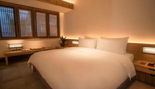 Deluxe Queen Room