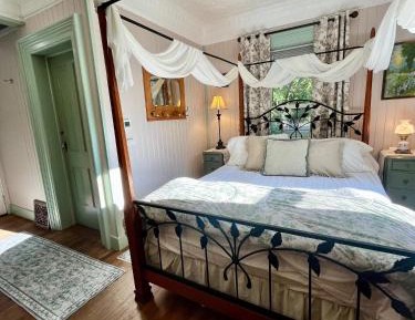 Deluxe One-Bedroom Apartment