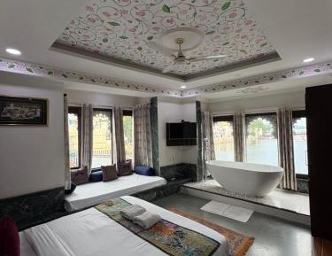 Queen Suite with Spa Bath