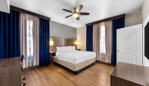 One-Bedroom King Suite with Sofa Bed and Kitchenette - Non-Smoking