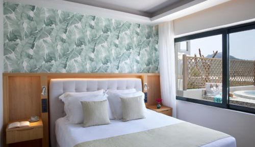 Executive Suite with Sea View and  Hot Tub