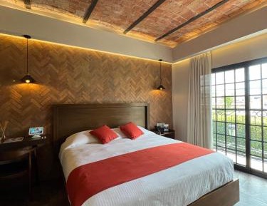 Deluxe King Suite