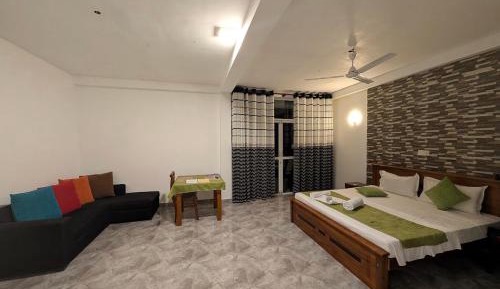 Deluxe Double Room (2 Adults + 1 Child)