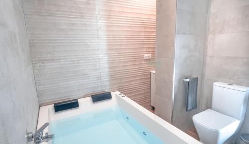 Studio with Spa Bath