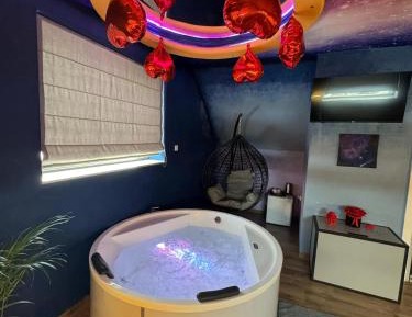 Suite with Hot Tub