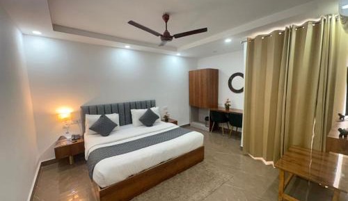 Deluxe Double Room (2 Adults + 1 Child)