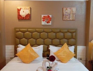 Deluxe Queen Room