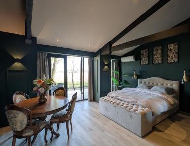 Deluxe Queen Suite
