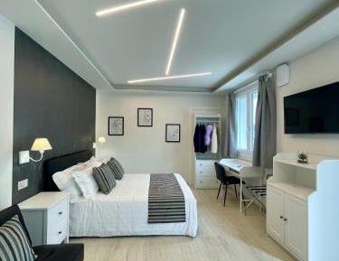 Deluxe Room (2 Adults + 1 Child)