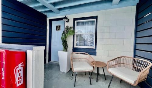 Queen Suite with Pool View