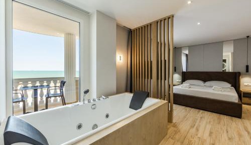 Suite with Hot Tub
