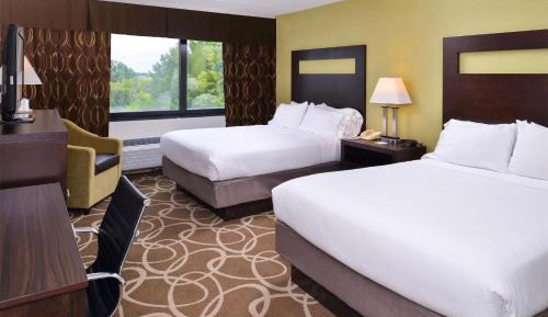 Queen Suite with Tub and Grab Bars - Mobility/Hearing Accessible - Non-Smoking
