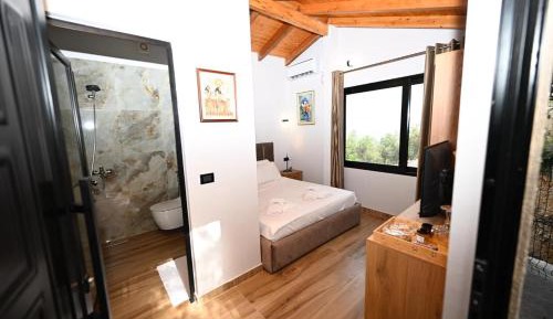 Deluxe Double Room with Side Sea View