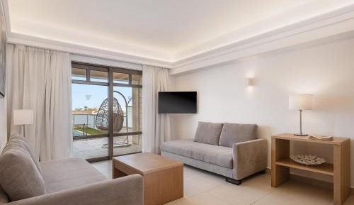 Suite With Private Pool and Sea View