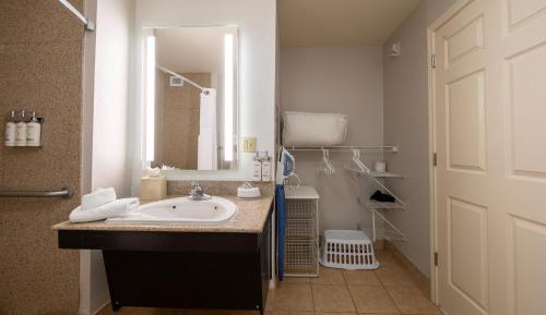 One-Bedroom King Room with Mobility Accessible Tub - Non-Smoking