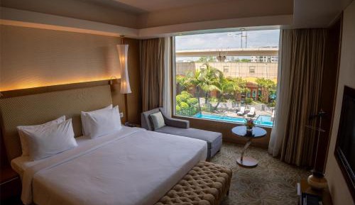 Suite- One Bedroom with Two-way Airport Transfer, 4 pieces of laundry per stay & 20 minutes Foot Massag 