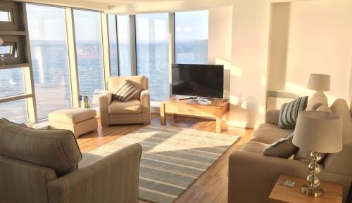 Luxury Apartment with Sea View and Balcony
