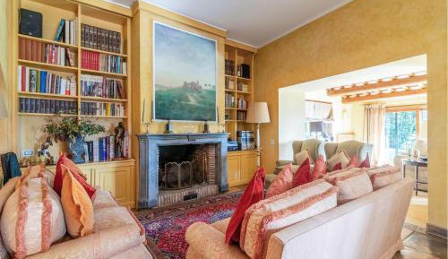 Ten-Bedroom Holiday Home