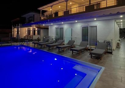 Apartment with Pool View 