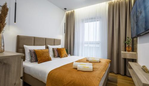 Two-Bedroom Business Apartment with Double Beds and Balcony