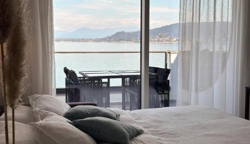 Apartment with Lake View