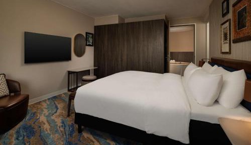 One-Bedroom King Suite with Harbor View