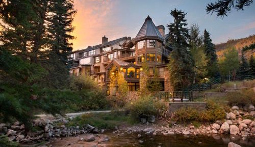 Three-Bedroom Apartment with Mountain View