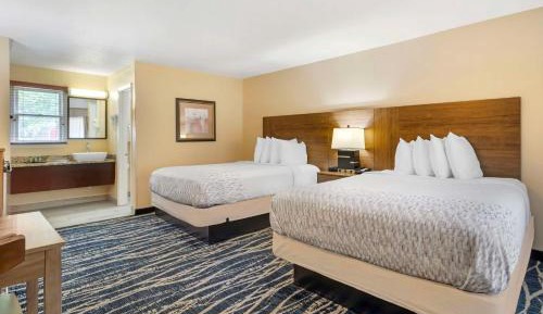 Queen Room with Two Queen Beds and Mountain View