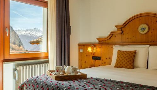 Deluxe Double Room with Balcony and Mountain View
