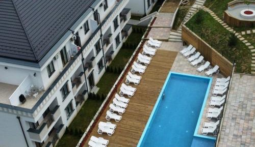 Apartment with Pool View 