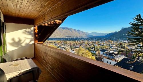 Apartment with Mountain View