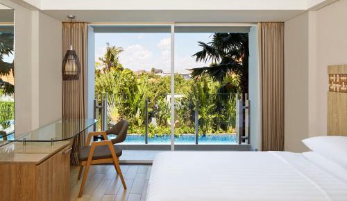Deluxe King Room with Pool View and Free Shuttle Service to Double-Six Beach